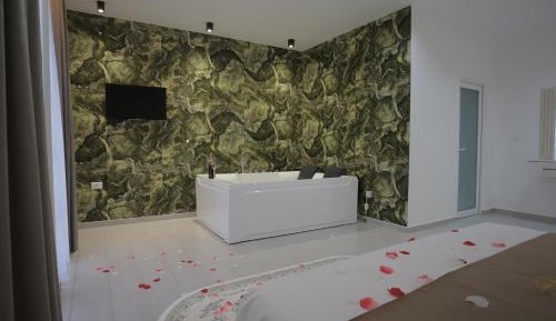 Suite with Hot Tub