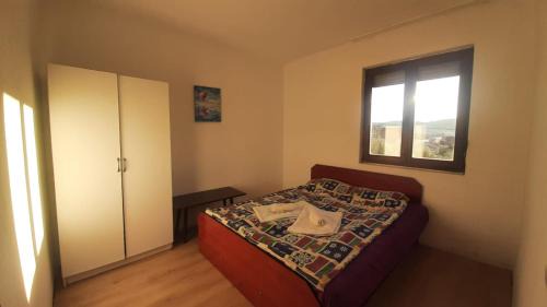 Apartment with Mountain View