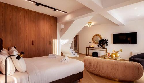 Deluxe King Suite
