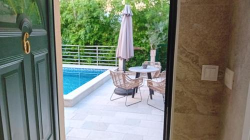 One-Bedroom Apartment with Pool View