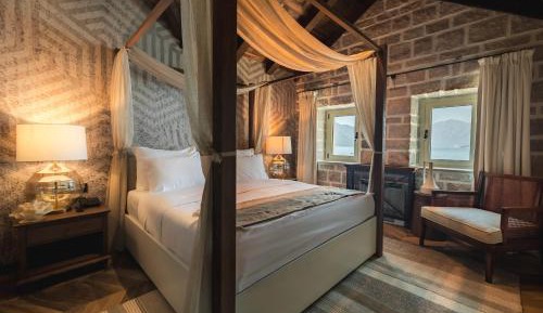 Superior Queen Room - Historical Building