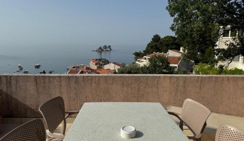 Attic One-Bedroom Apartment with Balcony and Sea View