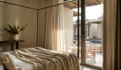 Deluxe Suite with shared pool and walking tub
