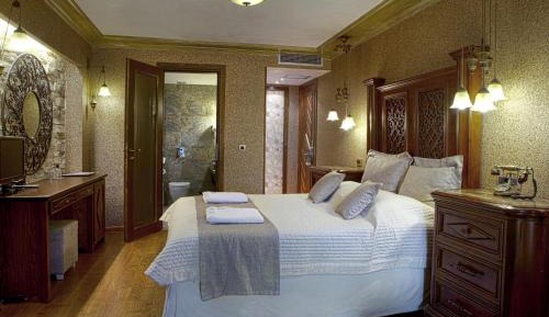 Deluxe Family Room with Fireplace and Mountain View