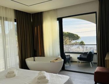 Deluxe Suite with Sea View