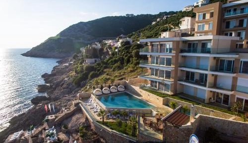 Apartment with Pool View 