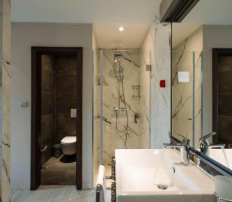 Queen Room with Spa Bath