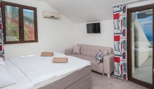 King Studio with Sofa Bed