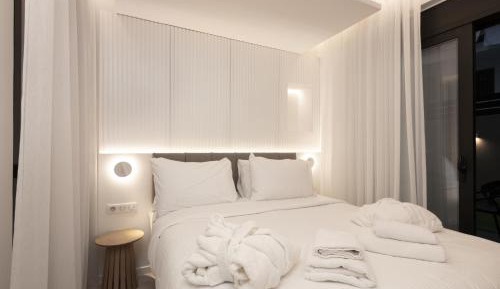 Superior Suite with Private Garden and Jacuzzi