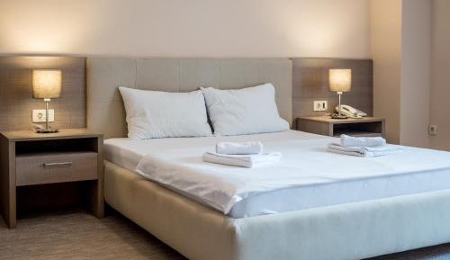 Deluxe Double Room (2 Adults + 1 Child)