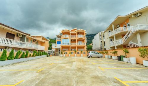 Apartment with Mountain View