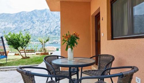 Apartment with Garden View