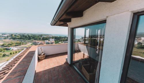 Deluxe Two-Bedroom Apartment with Balcony
