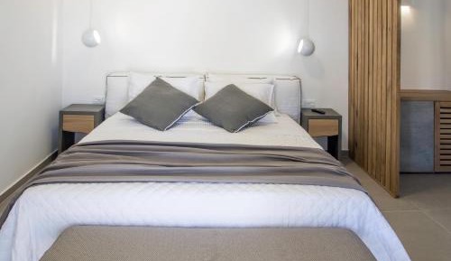 Deluxe Suite with Partial Sea View