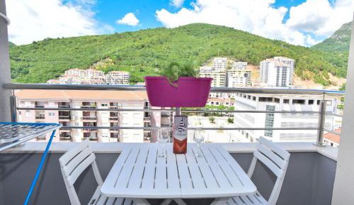 Apartment with Mountain View