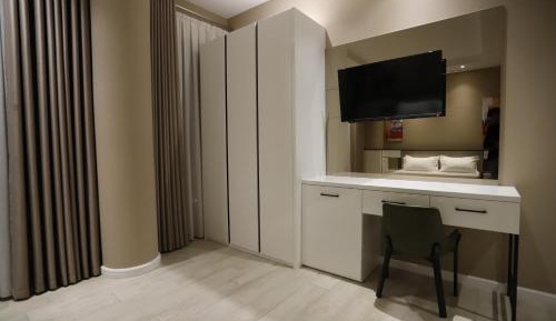 Standard Queen Room
