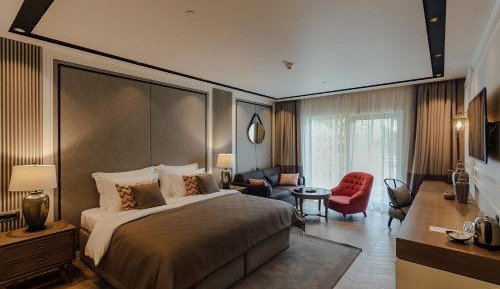 Junior Suite with Side Sea View