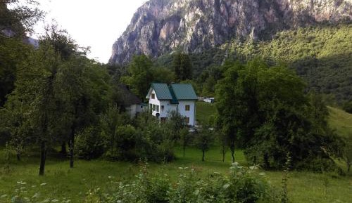 Apartment with Mountain View