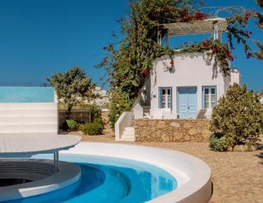 Bungalow with Patio and Pool View