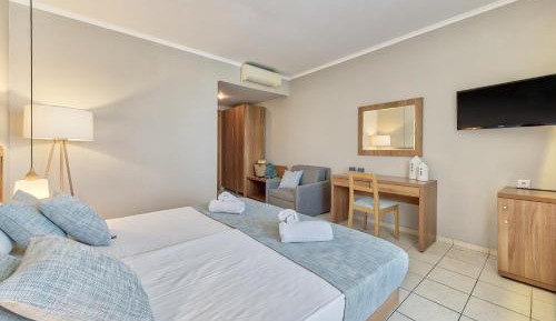 Superior Double Room with Sea & Pool View 