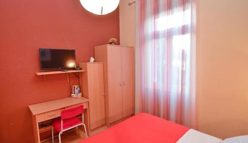 One Bedroom Apartment (3 Adults) - Red