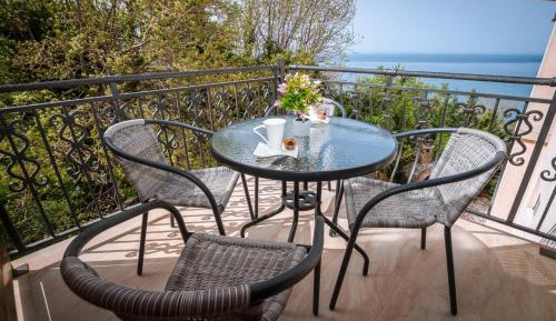 One-Bedroom Apartment with Sea View