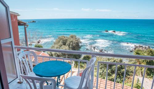 Triple Room with Sea View