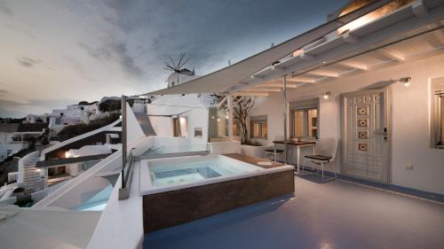 Honeymoon Villa with Outdoor Hot Tub and Caldera View