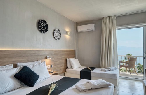 Kato Diminio Hotel | Black and White Boho Resort