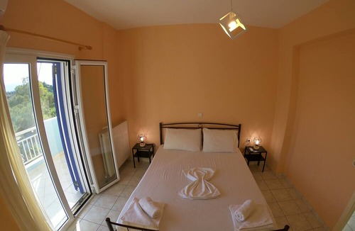 Argassi Apartment | Holiday Apartment "Mavreta's 2" with Mountain View, Shared Terrace & Wi-Fi