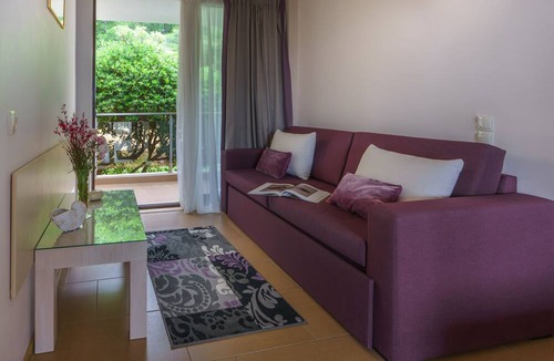 Nea Skioni Hotel | Greek Pride Cronwell Rahoni