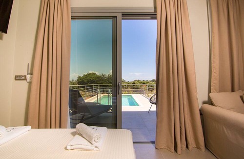 Mytikas House | IO Luxury Pool & Hot Tub Suites