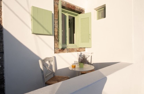 Pyrgos House | White Orchid Cave House & Studio
