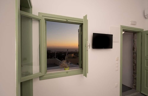 Pyrgos House | White Orchid Cave House & Studio