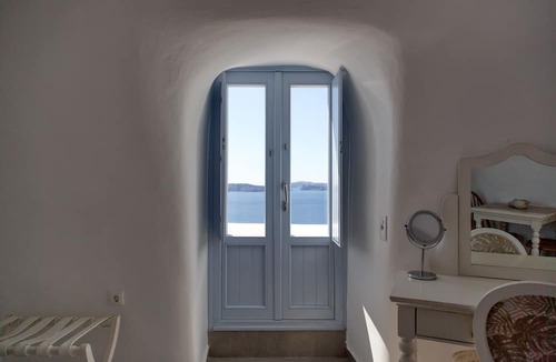 Oia House | Aris Caves