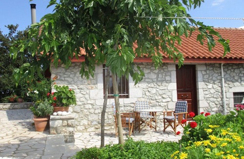 Fokiano House | Holiday Home With Garden in Leonidio