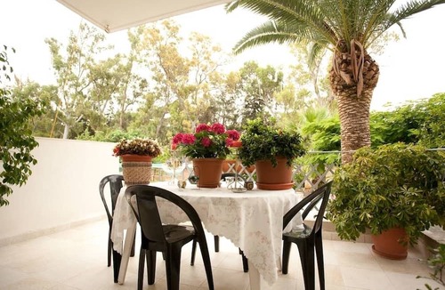 Elliniko-Argyroupoli House | Veggie Garden Athens B&B