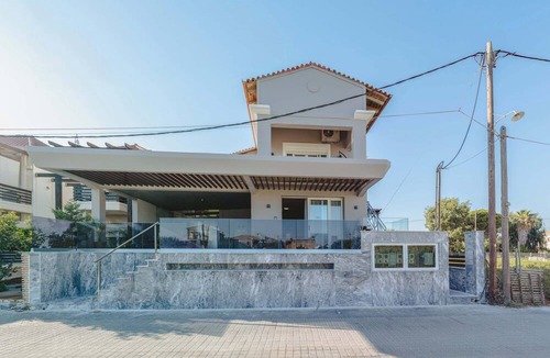 Kourouta Apartment | Seaside Nest in Kourouta Steps From the Beach