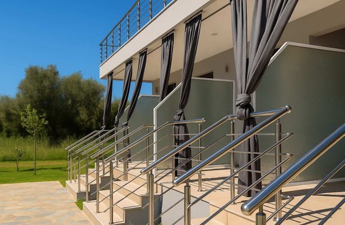 Vrasna Apartment | Aigli Garden Retreat, Cozy Escape Close to the Sea
