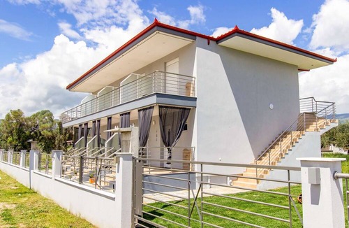 Vrasna Apartment | Aigli Garden Retreat, Cozy Escape Close to the Sea