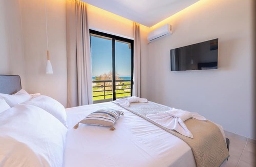 Ixia House | Blue Wave Suites - Ixia