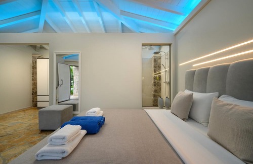 Dassia Villa | Villa Black White Dassia