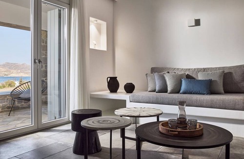 Apollonia Hotel | Manesis Suites