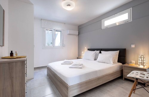 Vouliagmeni Apartment | Two Bedroom Apartment with Garden by BluPine (Vouliagmeni Stylish Homes)
