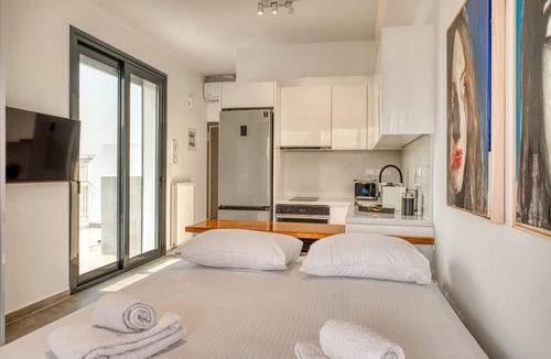 Makrigianni Apartment | Lux Deck Roof Apt at the Foothills of Acropolis w/Breathtaking view