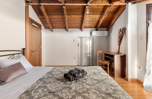 Aigaleo Apartment | Apartment 'Angi and George House' with Shared Terrace, Wi-Fi and Air Conditioning
