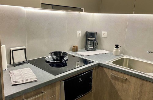 Ilisia Apartment | Cozy & Connected, Walk to Culture, Metro in Minutes