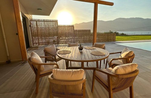 Trachilos House | Nusa Retreat- 3 bedroom luxury residence with private pool and big garden