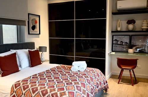 Kinosargous Apartment | Panoramic Acropolis View Retreat | Spacious Apartment on the Edge of Koukaki & Neos Kosmos
