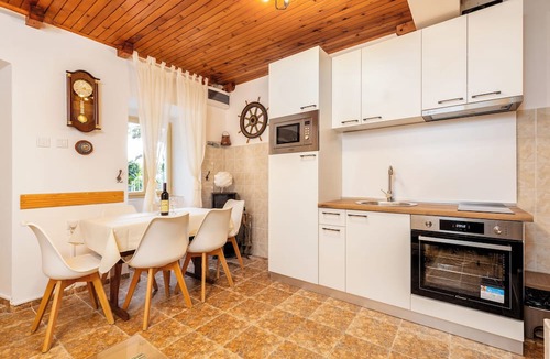 Podi House | Charming 400 years Old Stone House with gardennBBQ,WiFi,AC,Pet frendly,Park Free